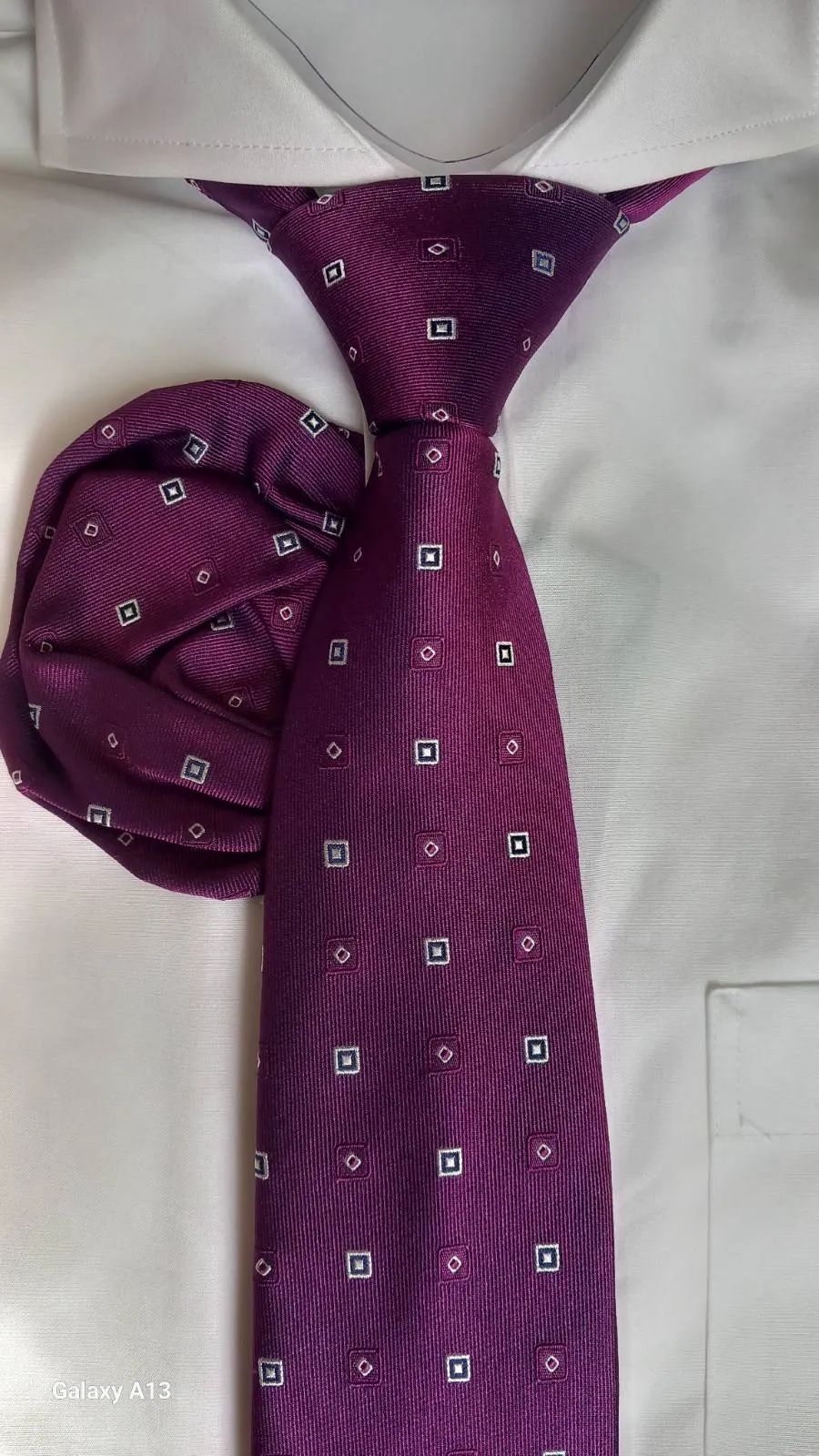 ВЕКК68 Вратовръзка с кърпичка от 100% естествена коприна в лилаво с бели елементи