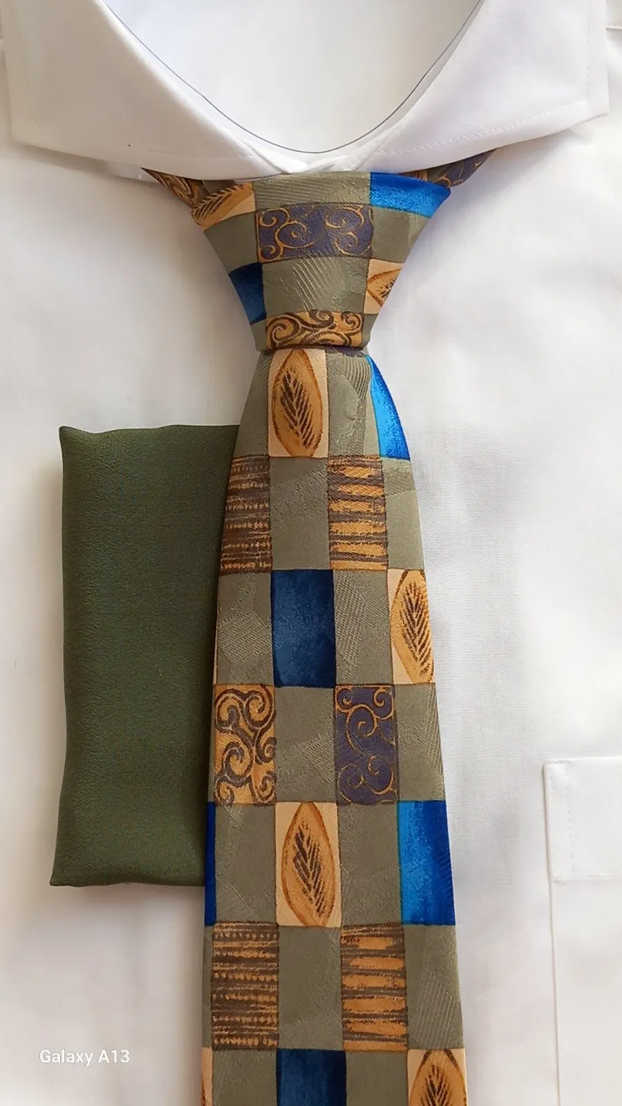 КВЖ347 Зелена вратовръзка от висококачествен сатениран жакард с кърпичка от естествена коприна в зелено