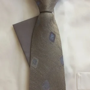 ВЕКК75 Бутикова вратовръзка от естествена коприна със сива кърпичка