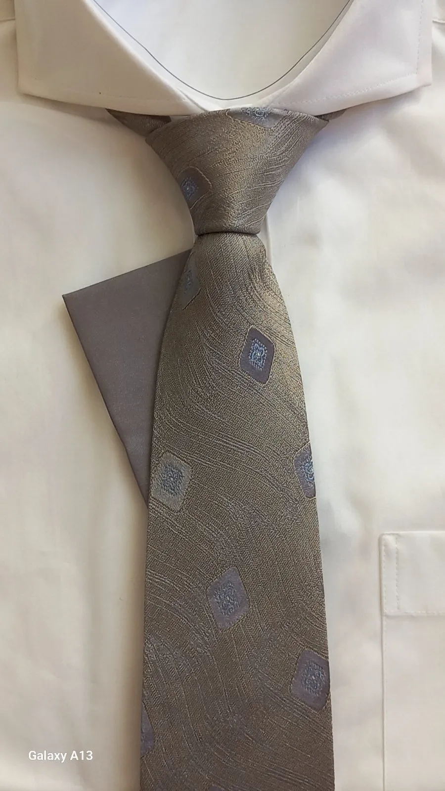 ВЕКК75 Бутикова вратовръзка от естествена коприна със сива кърпичка