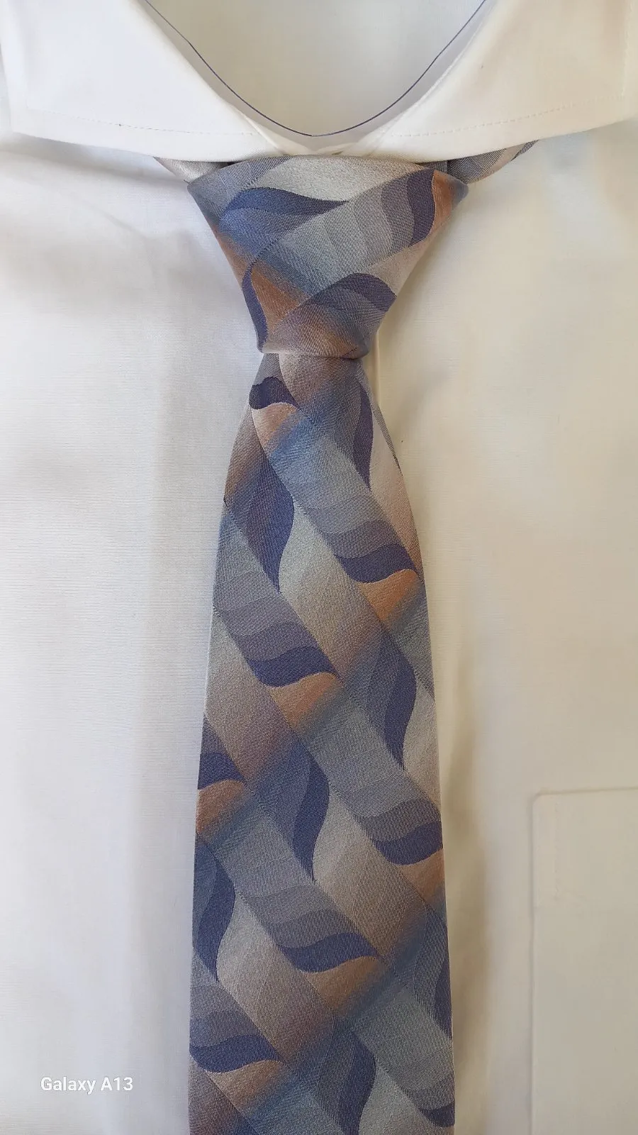 ВЕК70 Бутикова вратовръзка от 100% естествена коприна в синьо и бежово