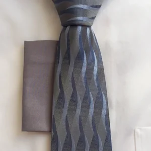 ВЕКК74 100% естествена коприна Бутикова вратовръзка в сиво и синьо с кърпичка - сива