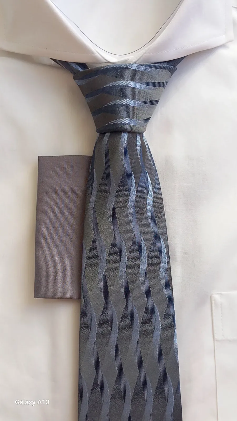 ВЕКК74 100% естествена коприна Бутикова вратовръзка в сиво и синьо с кърпичка - сива