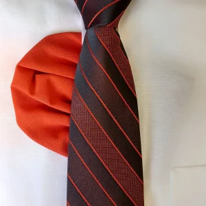 КВЖ346 Вратовръзка в черно и тютюнево райе с кърпичка в тютюнево