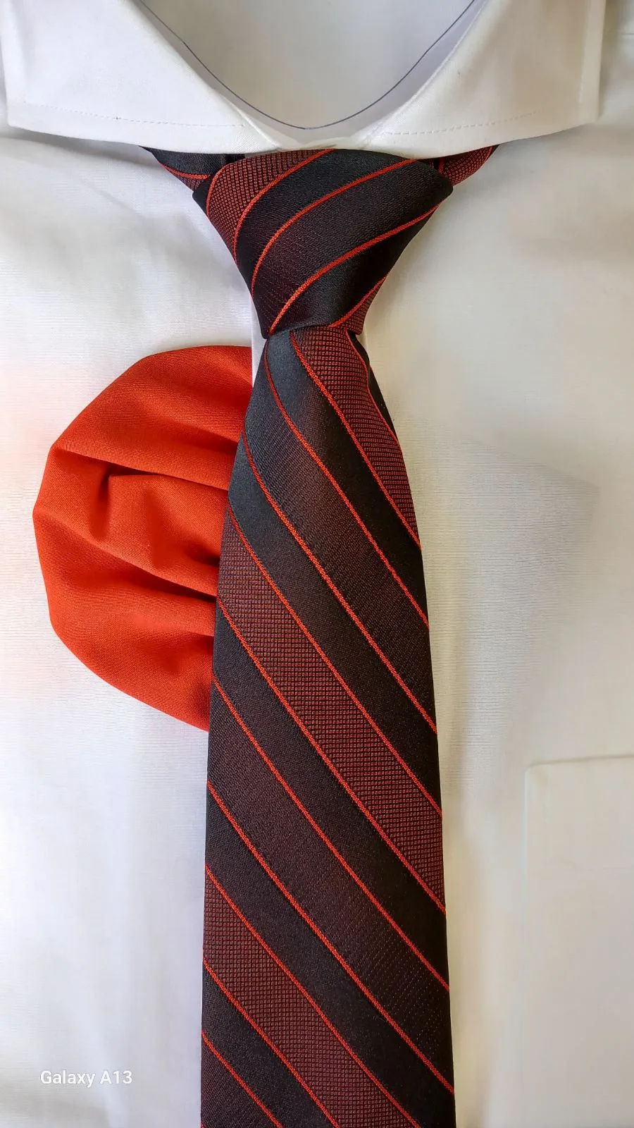 КВЖ346 Вратовръзка в черно и тютюнево райе с кърпичка в тютюнево