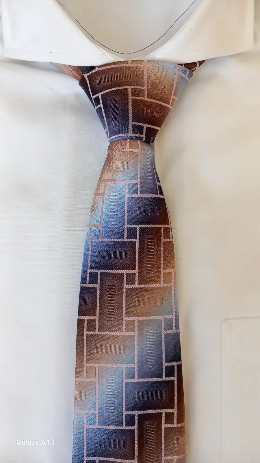 ВЕК69 Бутикова вратовръзка от 100% естествена коприна в синьо, кафяво и бежово