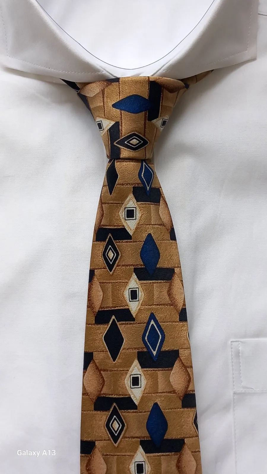 ВЖ351 Бежова вратовръзка с тъмносини и черни елементи