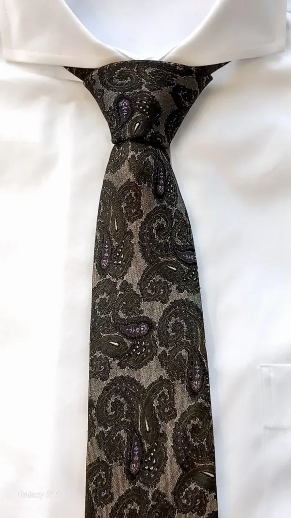 ВЕК002 Копринена вратовръзка с тъмнозелени пейсли мотиви