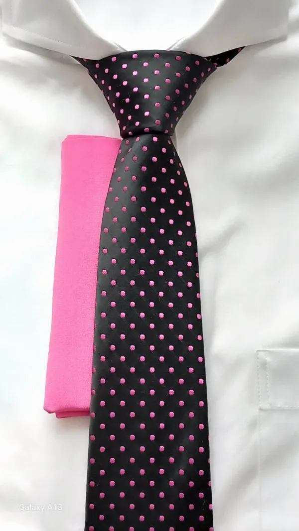 КВЖ013 Черна вратовръзка на цикламени точици с кърпичка