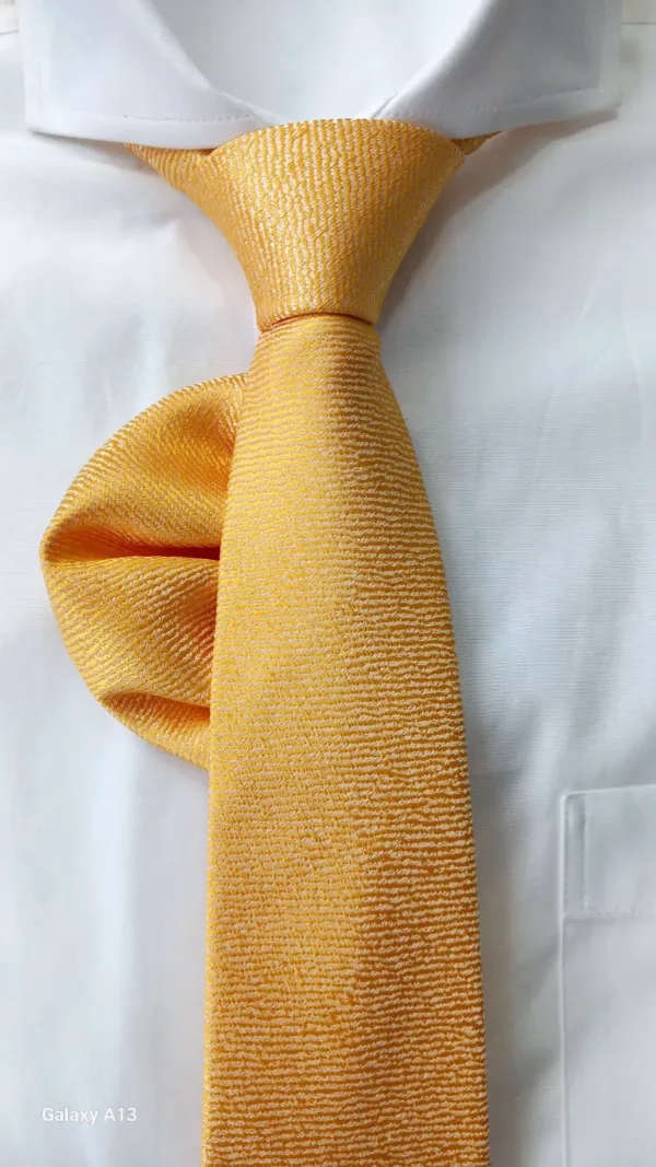 КВЖ017 Жълта релефна вратовръзка с кърпичка