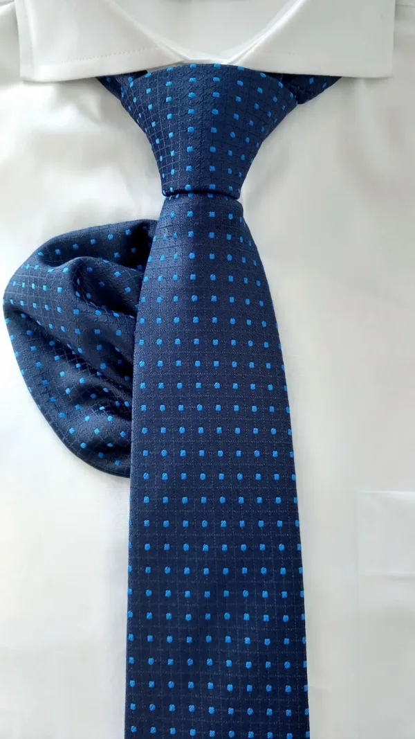 КВЖ005 Тъмносиня вратовръзка на сини точки с кърпичка
