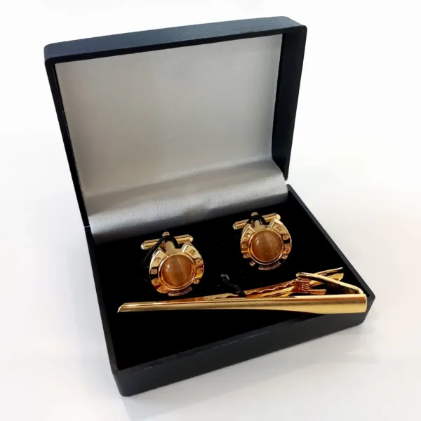 КИЗ03 Златисти копчета в комплект с игла за вратовръзка