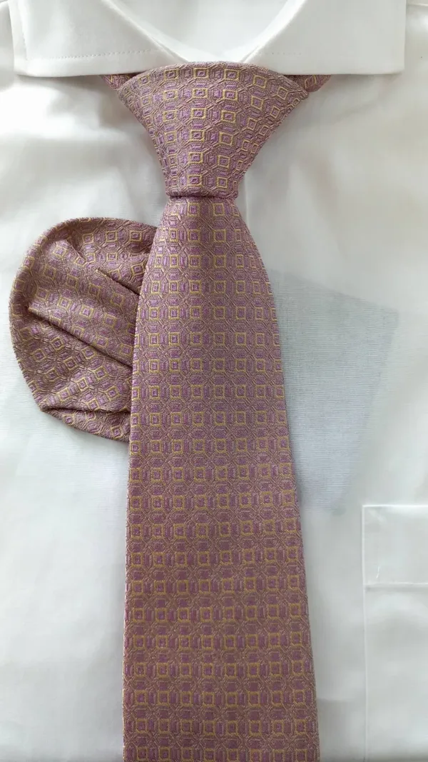 ВЕКК021 Луксозна мъжка вратовръзка от 100% коприна - пепел от рози на жълти квадратчета